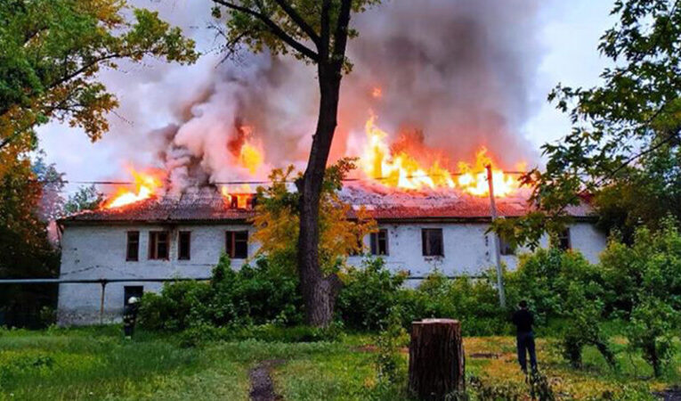 В Мирнограде горело двухэтажное здание бывшей «Сберкассы»