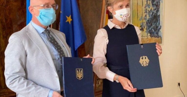 Украина и Германия подписали соглашение об обеспечении переселенцев жильем