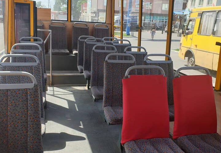 В маршрутках Покровска появились красные чехлы на сиденьях для лиц имеющих право на бесплатный проезд
