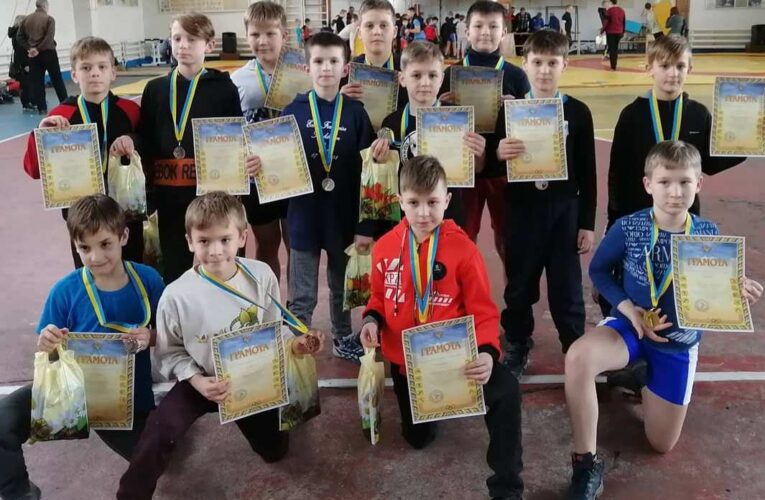 Юные краматорские борцы завоевали тридцать медалей на областном турнире в Константиновке