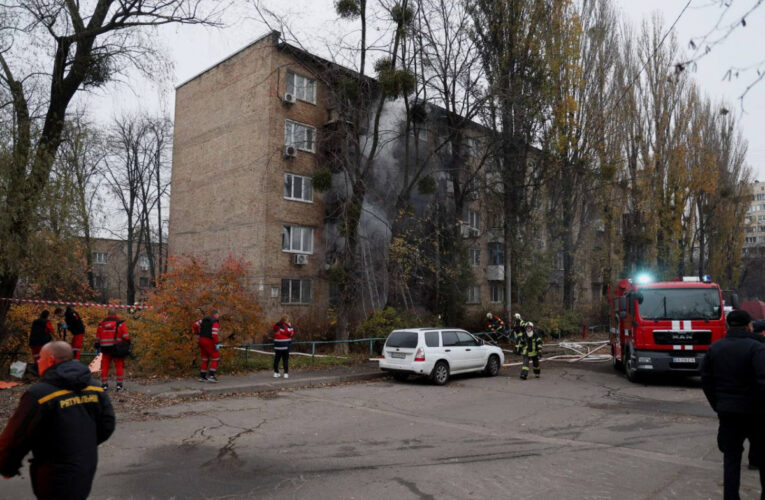 У Києві пролунали дві серії вибухів, є влучення в житлові будинки