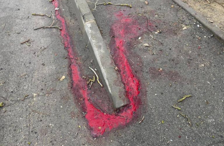 У передмісті Херсона снаряди влучили у штаб гумдопомоги, є загибла та поранені