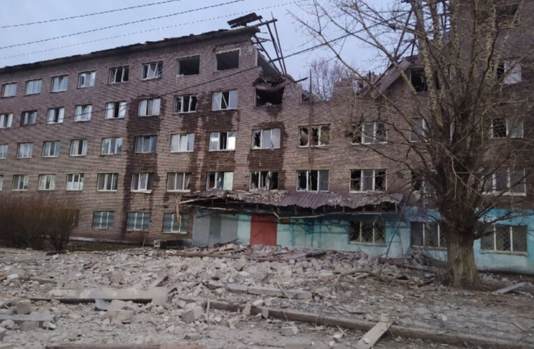 В угрупованні «ЛНР» показали руйнування після нічних обстрілів у трьох містах