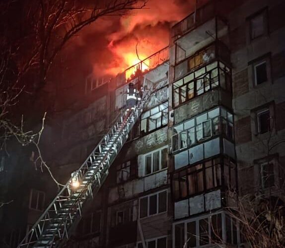 Під обстріл у Херсоні потрапила багатоповерхівка, є загиблий та постраждалі