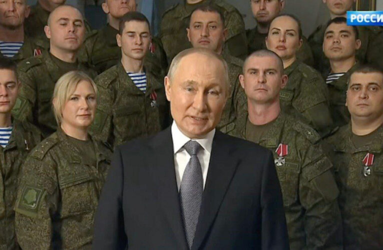 Путін записав новорічне звернення не у Кремля, а на фоні військових