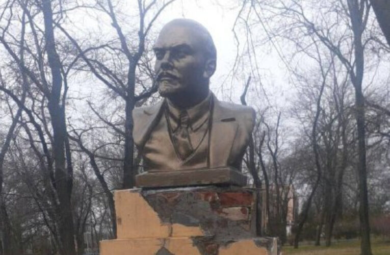 У Маріуполі окупанти встановили погруддя Леніна у Міському саду