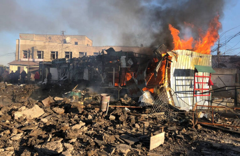 Війська РФ завдали ракетного удару по ринку на Харківщині. Загинула жінка, є поранені