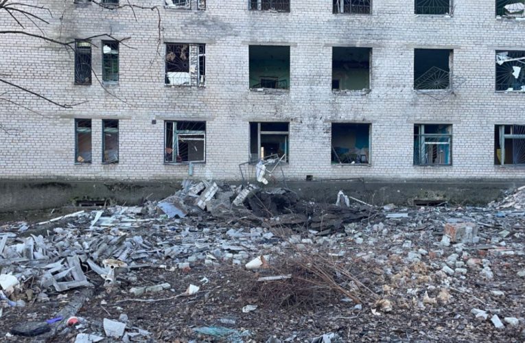 У Вугледарі снарядами армії РФ пошкоджено сімнадцять будинків