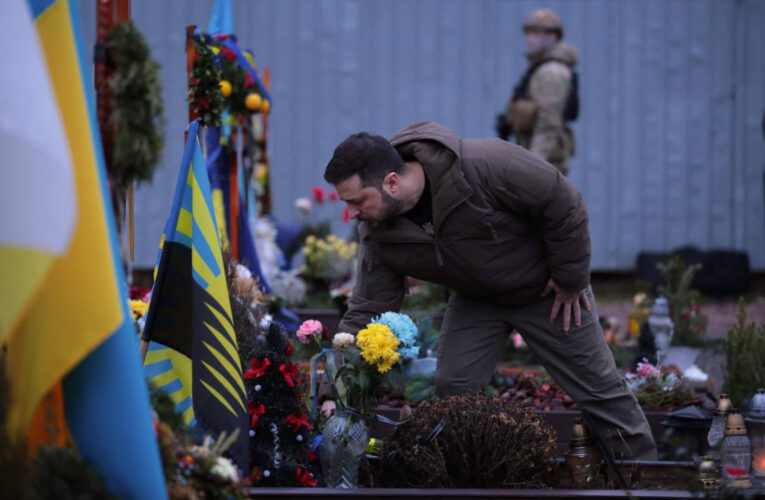 Під час візиту до Львова Зеленський відвідав цвинтар, де поховано військових