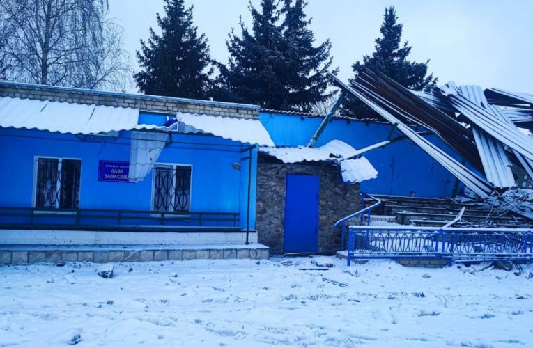 Ракетний удар по Куп’янську: Пошкоджено стадіон, дитсадок і будинки, є поранений