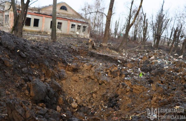 На подвір’я будинку прилетів снаряд: На Луганщині поранено жінку
