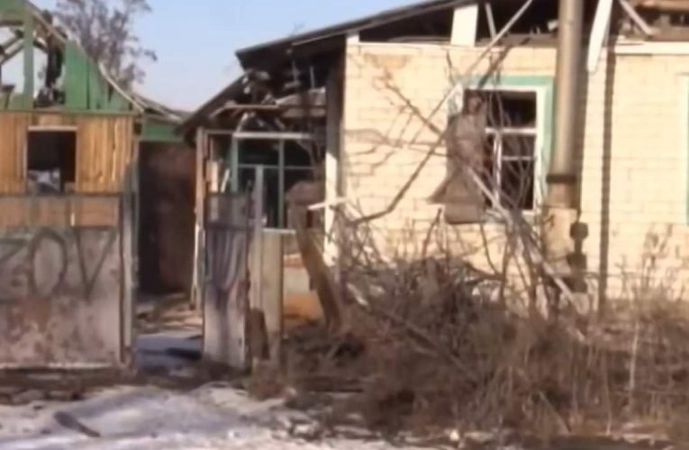 Окупанти обстріляли село на Луганщині, постраждала жінка