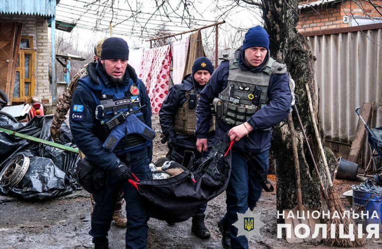 Працюють вісім груп, шукають у підвалах: В поліції показали евакуацію з Бахмутської громади