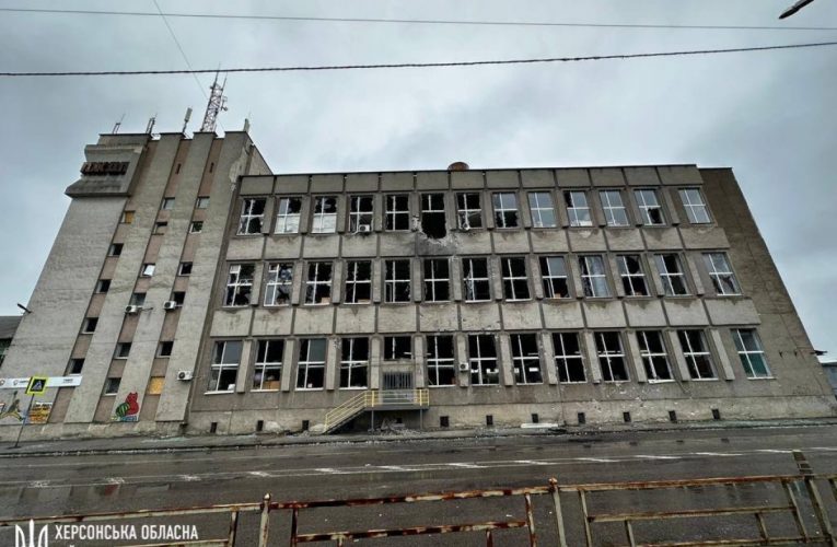 Російські війська вночі атакували будівлю «Укрпошти» у Херсоні