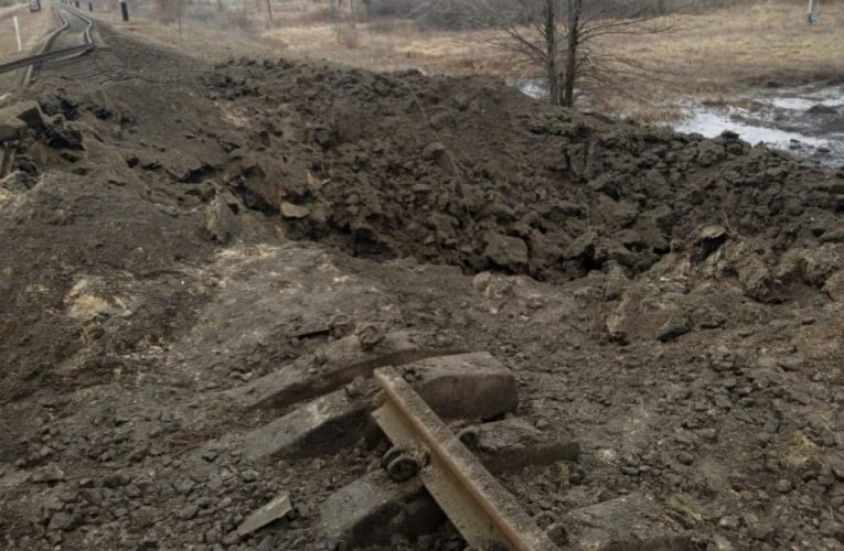 Обстріл Слов’янська пошкодив залізницю та електромережу