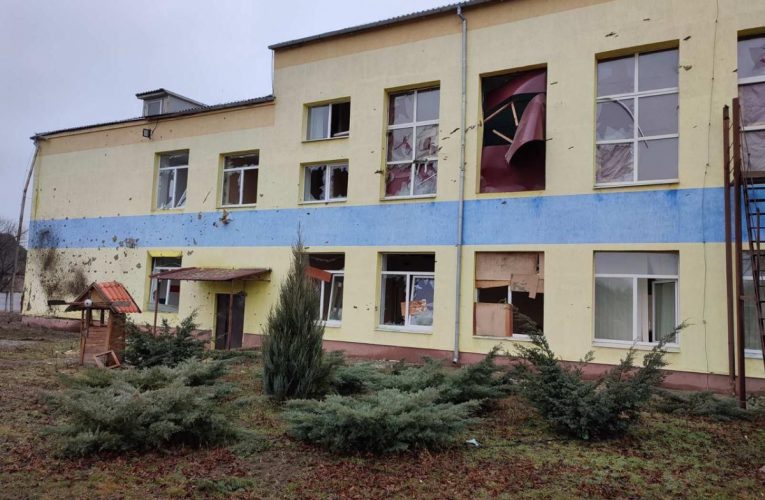 У Донецькій ОВА показали обстріляну напередодні ввечері школу в Іванопіллі
