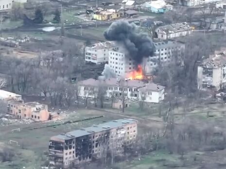 Захисники України з одного пострілу знищили склад БК росіян під Бахмутом