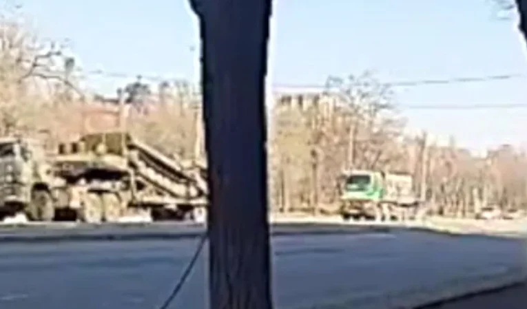 Російські загарбники перекидають до Маріуполя свіжу військову техніку
