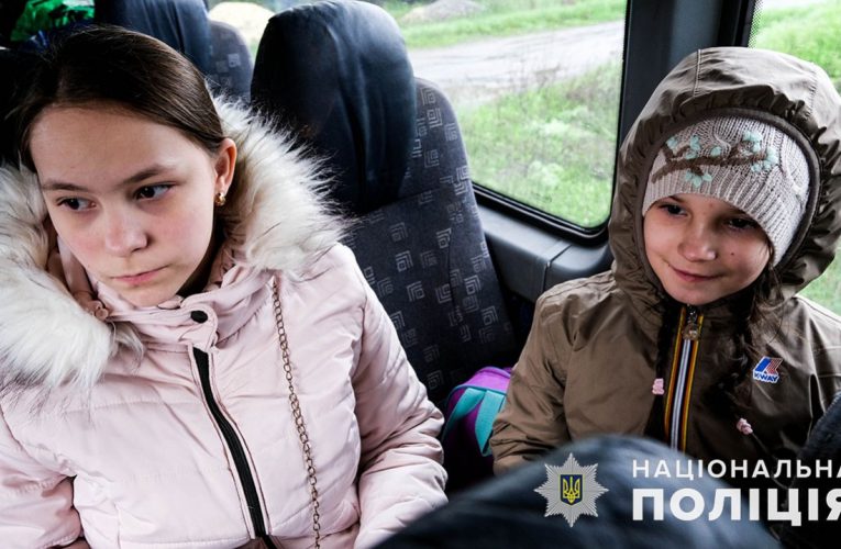 Поліцейські евакуювали з Красногорівки Донецька ще п’ятьох дітей