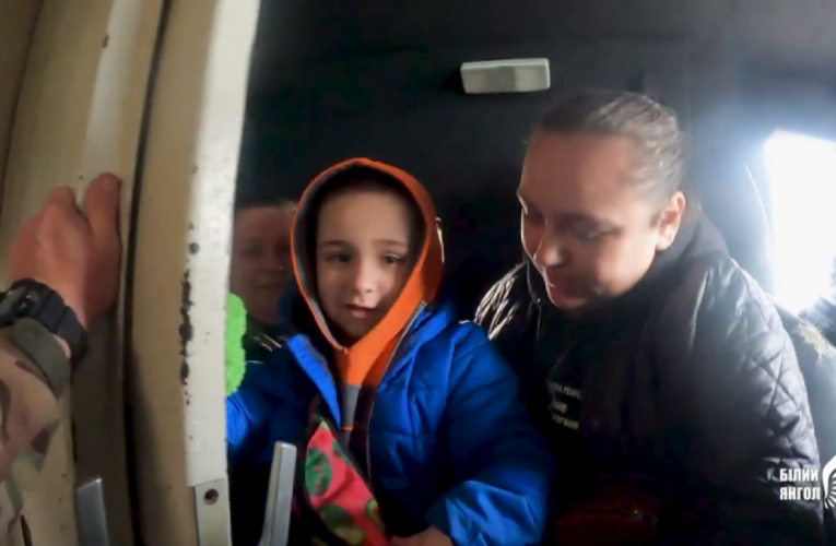 Поліція евакуювала з Бахмута сім’ю з малолітньою дитиною