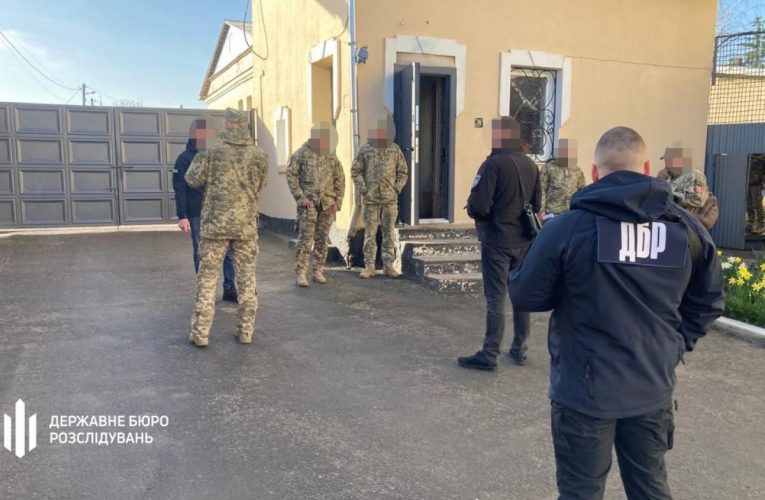 Бойові доплати до 100 тисяч гривень отримували дві жінкі-військові в тилу — ДБР