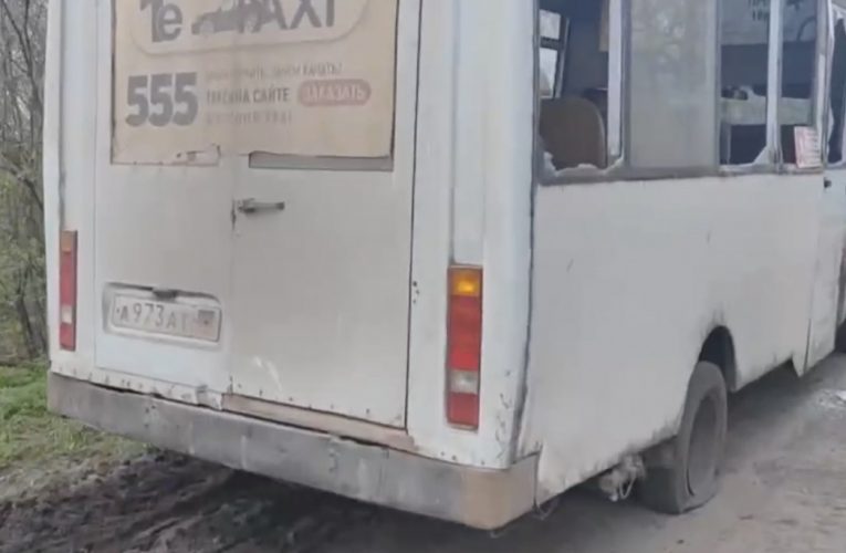 Маршрутний автобус потрапив під обстріл у Донецьку