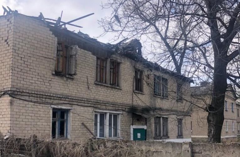 Війська РФ вдарили по будинках та ринку Українська Донецької області, поранено 8 осіб