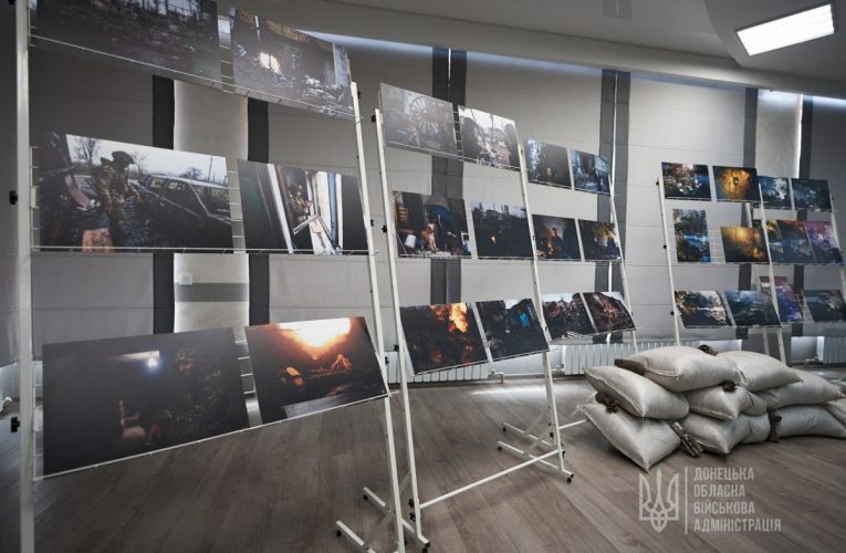 На Донеччині відкрили фотовиставку про Соледар. На кадрах — наслідки агресії РФ