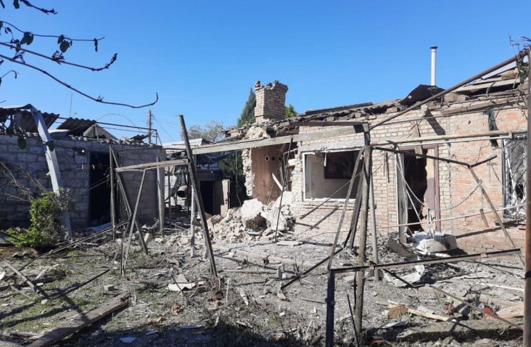Окупанти обстріляли Нікополь: зруйновано приватні будинки, поранено одну людину