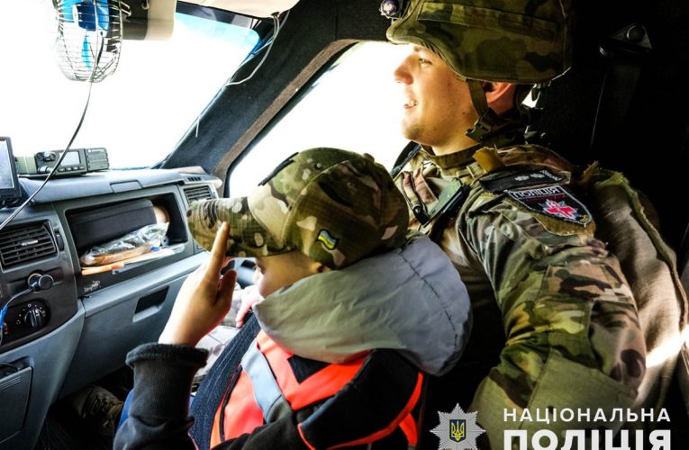 Із села під Авдіївкою евакуювали родину із двома дітьми