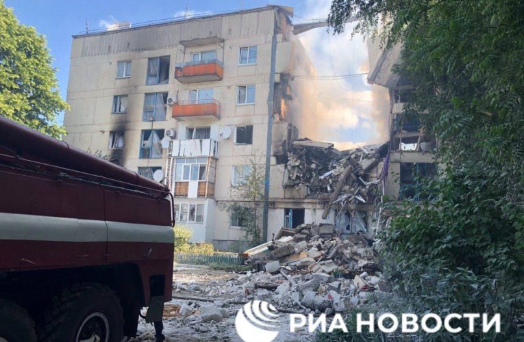 У захопленій армією РФ Кремінній обстрілом зруйновано багатоповерховий будинок