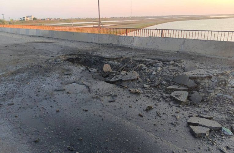 Міст між Херсонською областю та Кримом потрапив під ракетний обстріл