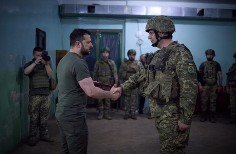 Зеленський відвідав українських військових на Донбасі
