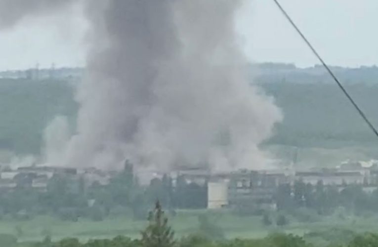 У захопленому армією РФ Луганську пролунали вибухи, над містом клуби диму