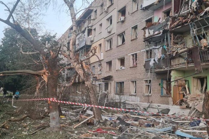Загарбники влучили в житловий будинок у Харківській області: є постраждалі