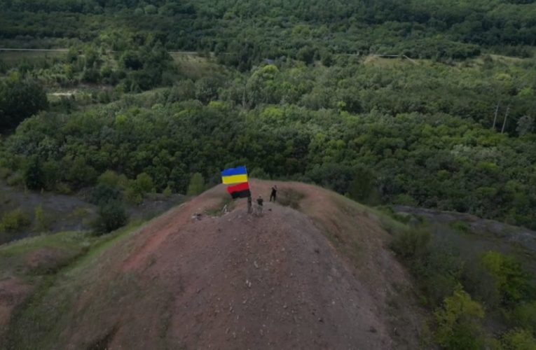 На териконі біля окупованої Горлівки військові встановили прапор України