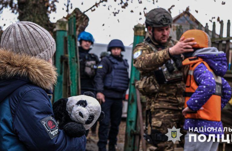 «Білі ангели» евакуювали п’ятьох дітей із обстрілюваного села на Донеччині