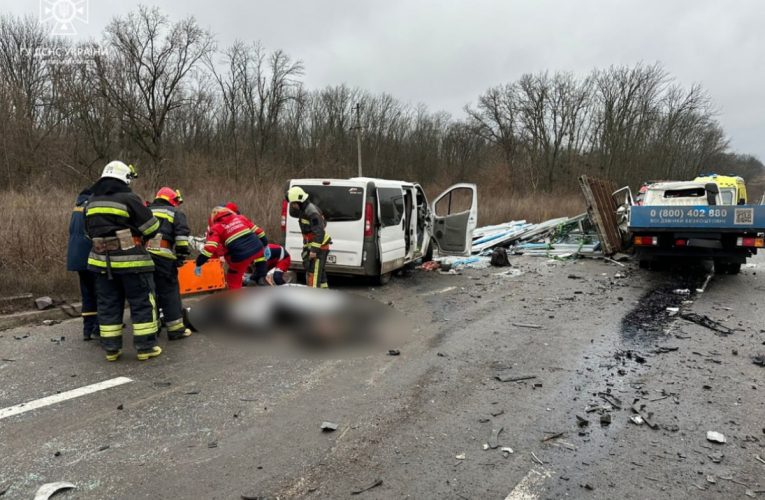 Внаслідок ДТП у Харківській області загинули шестеро людей