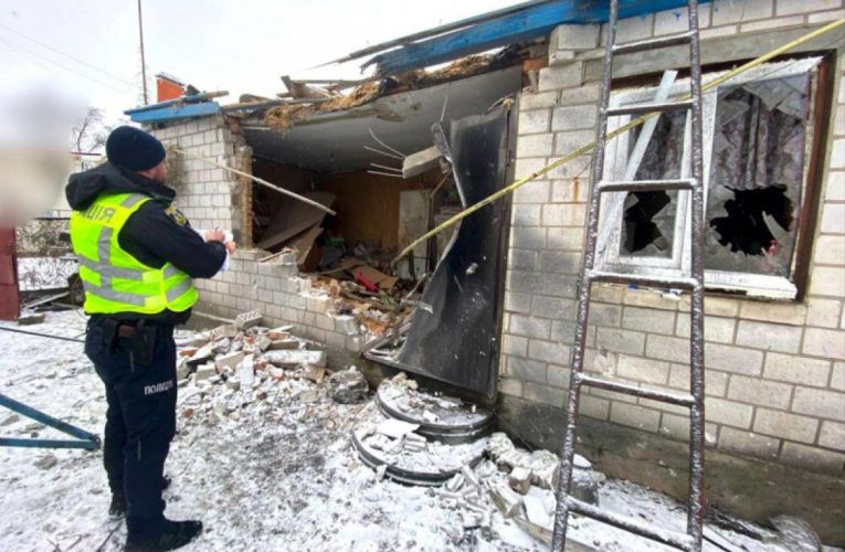 Поліція показала фото наслідків ракетної атаки на Київщину