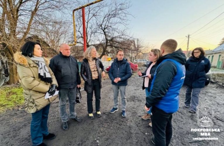 Координатор ООН в Україні Деніз Браун відвідала місце обстрілу у Покровську