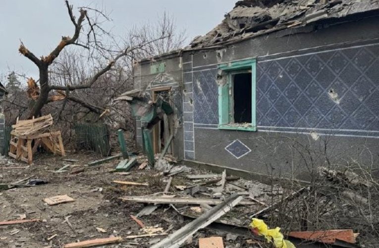 Курахівська громада зазнала восьми обстрілів: пошкоджено будинки та промзону