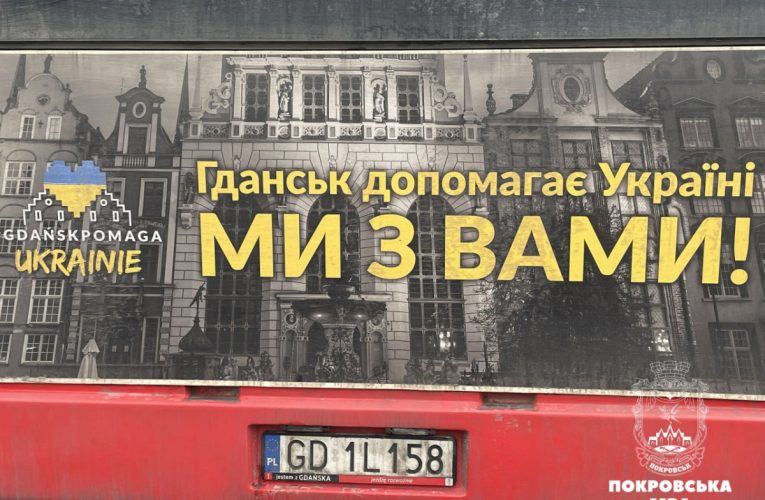 Поляки передали жителям Покровська два комфортабельні автобуси для соціального маршруту