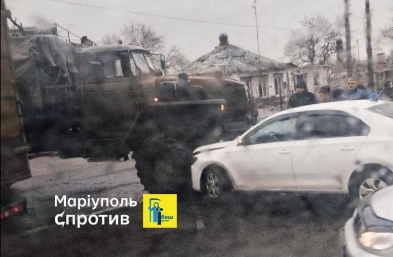 У Маріуполі російська військова вантажівка з боєкомплектом протаранила легковик