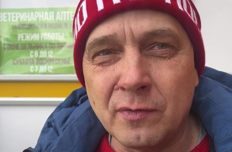 Волонтер вакцинує тварин у прифронтовому місті Часів Яр