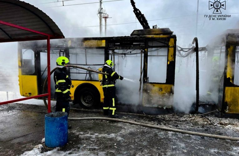 У Києві на Троєщині згорів тролейбус: влада повідомляє про підпал зсередини