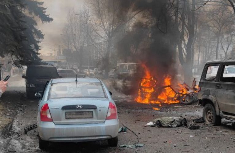 Калінінський район Донецька потрапив під обстріл: горить машина, є жертви