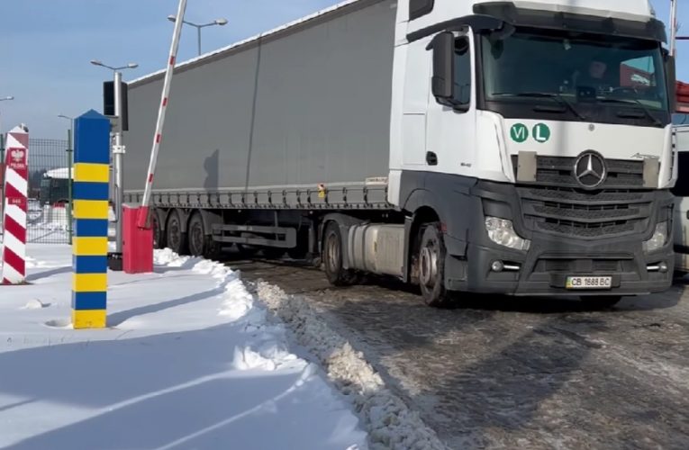 На українсько-польському кордоні пропустили 2550 вантажівок: повернувся звичний режим проїзду