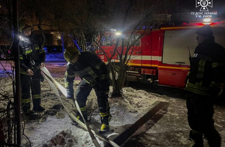 У Дніпровському районі Києва під час пожежі виявлено два тіла у сміттєзбірнику