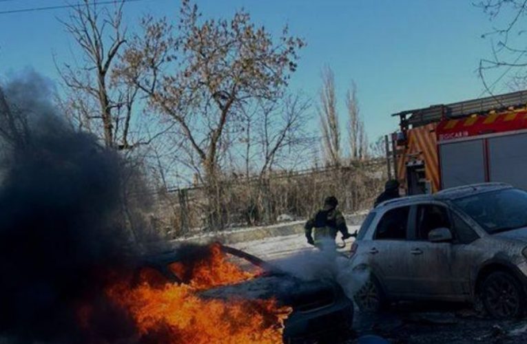 Двоє людей загинули під час обстрілу Херсона, згорів автомобіль