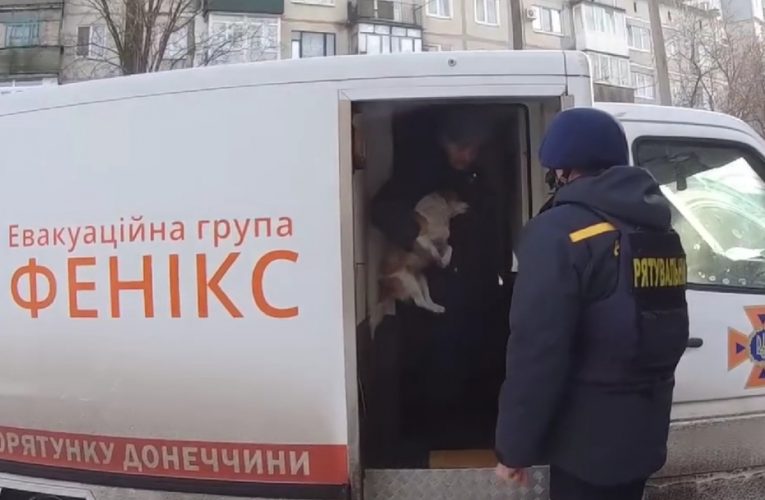 З Авдіївки евакуювали ще двох місцевих жителів із собакою